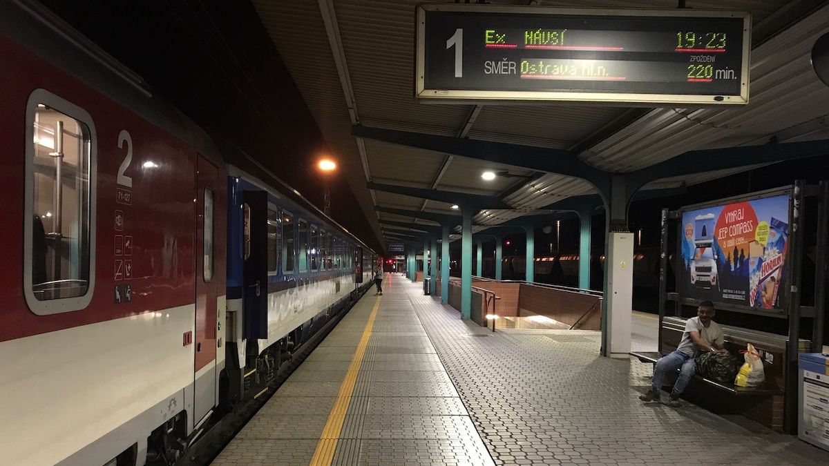 Rychlík z Prahy do Ostravy v Pardubicích čeká na novou vlakovou četu. Aktuální zpoždění je tři a půl hodiny.