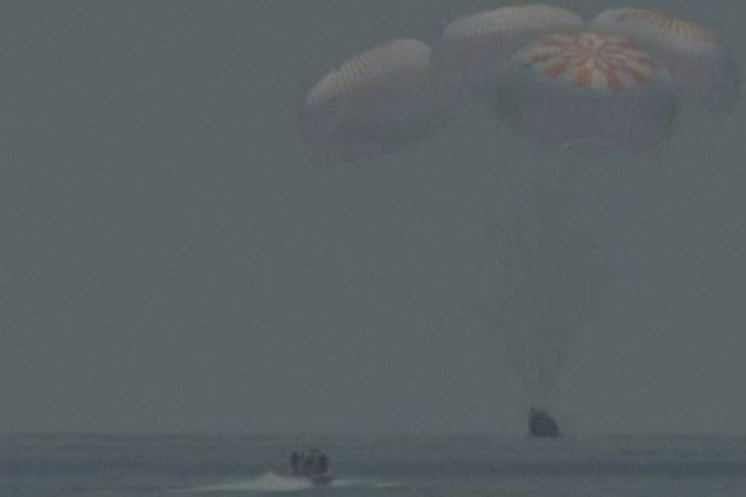 Crew Dragon s astronauty v pořádku přistál na moři