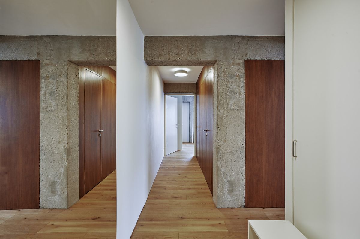 Dřevěný obklad stěn a betonové konstrukční prvky se propisují do každé místnosti.