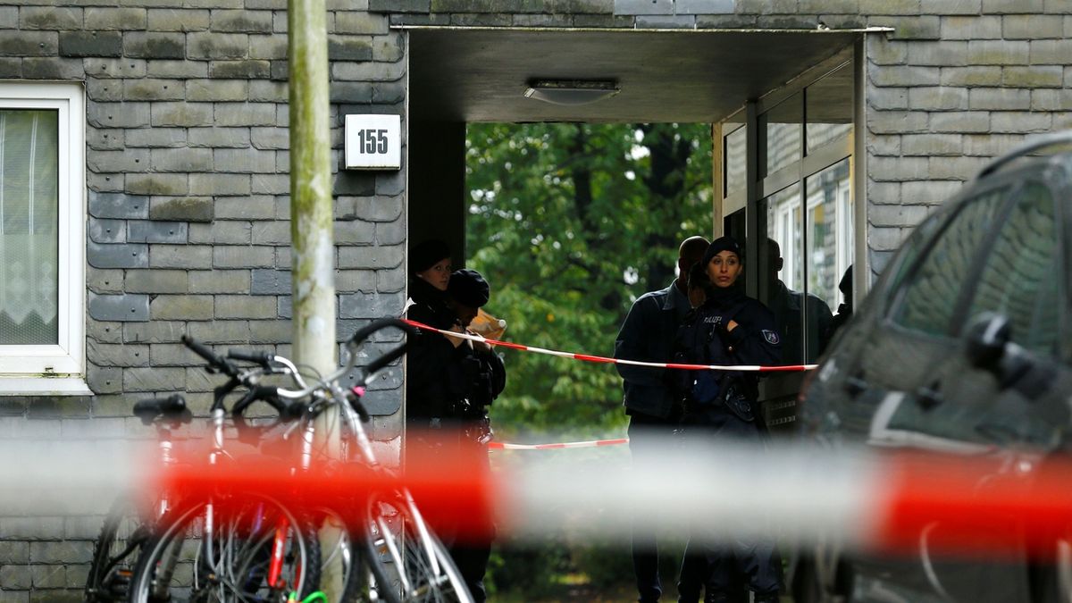 Patnáctiletá dívka v Německu pobodala ženu do krku a ukradla jí kabelku