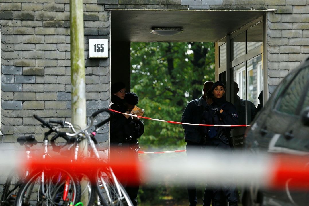 Německá policie u vchodu do domu v Solingenu, kde bylo nalezeno pět mrtvých dětí. 