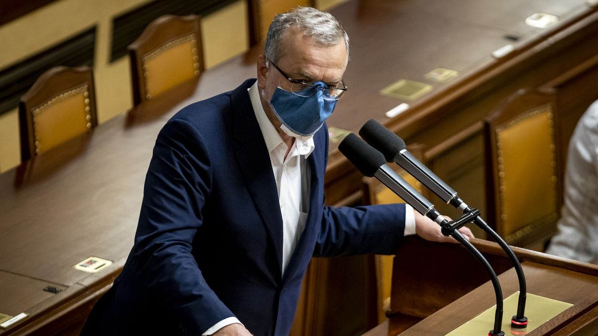 Miroslav Kalousek složil poslanecký mandát. Sklidil ovace vestoje