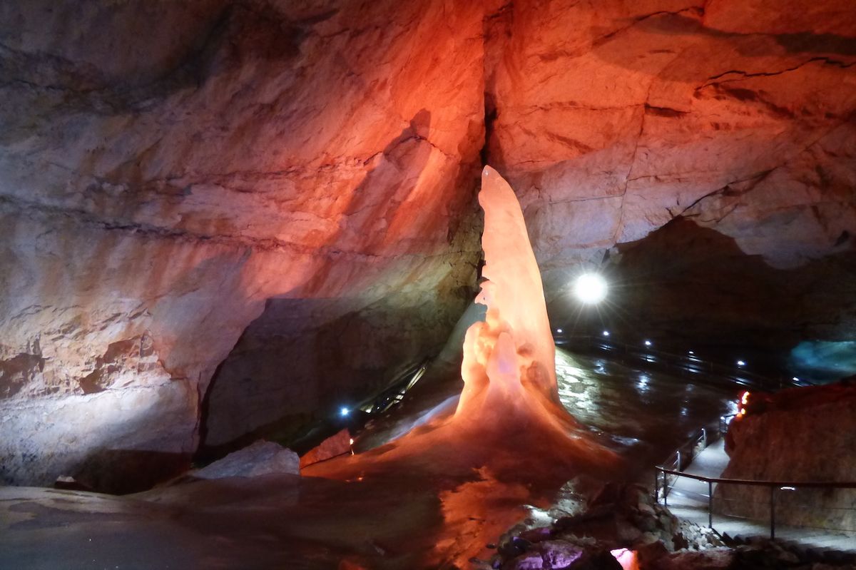 Zájemci se mohou projít útrobami ledové jeskyně.