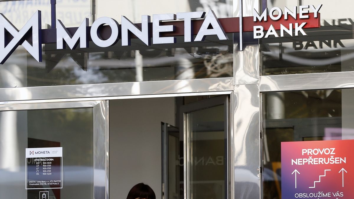Čistý zisk Monety Money Bank meziročně klesl o 3,7 procenta