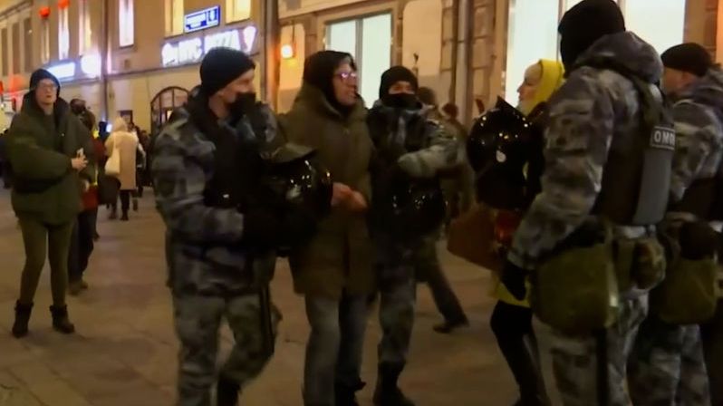 Za účast na protiválečné demonstraci hrozí v Rusku až 6 let vězení