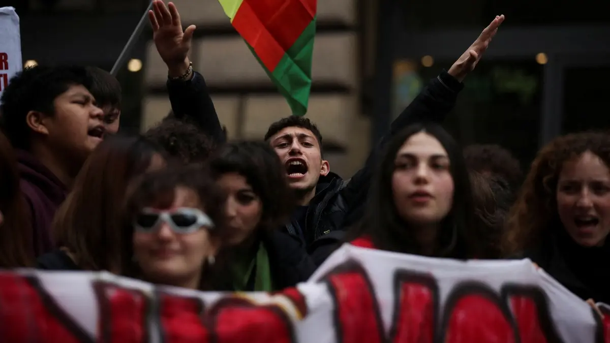 Gli studenti italiani protestano per condizioni più sicure durante i tirocini scolastici dopo la recente morte di due studenti.