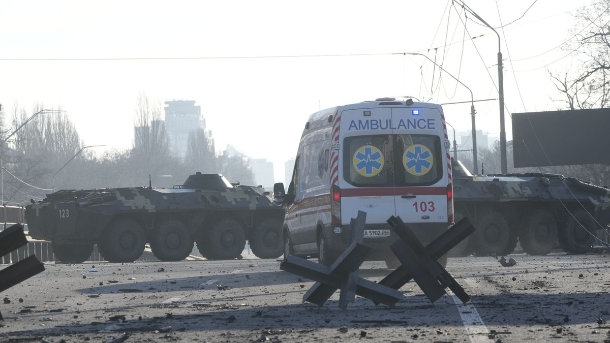 Sanitka u ukrajinských obrněných transportérů v Kyjevě 