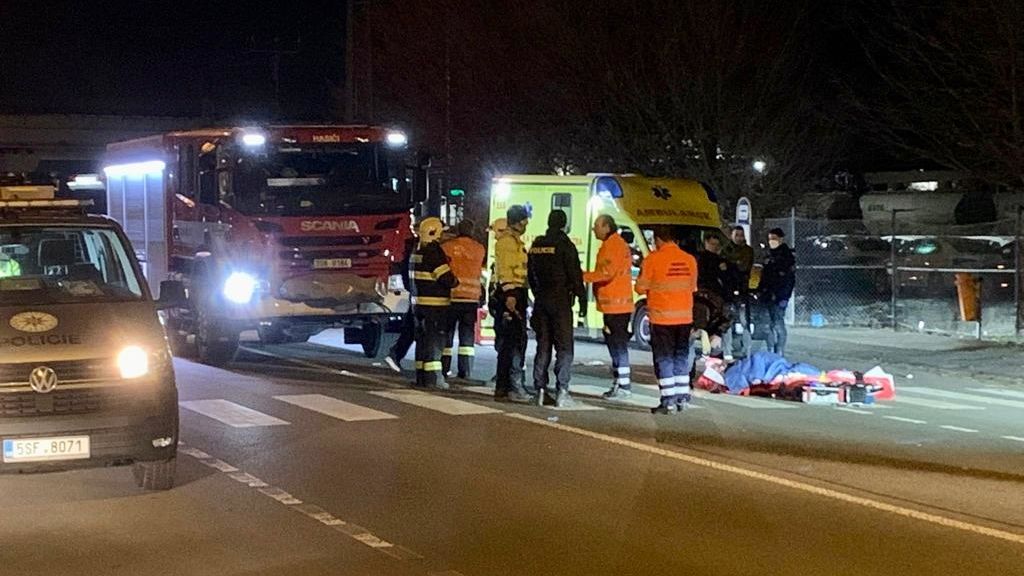Řidič na Mladoboleslavsku srazil dva chodce na přechodu