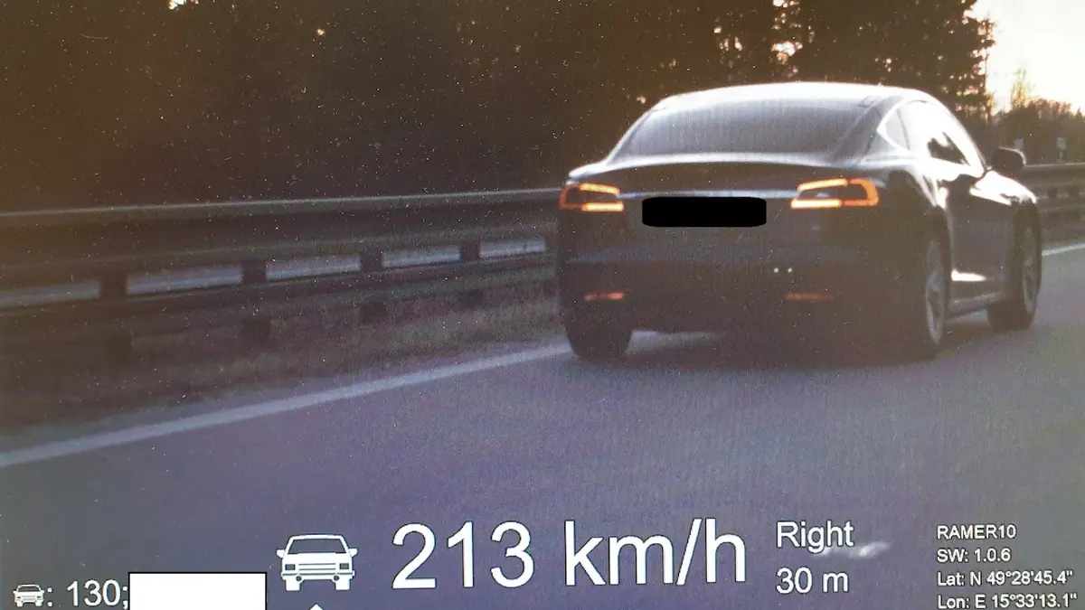 Radar zaznamenal auto značky Tesla jedoucí rychlostí 213 km/h
