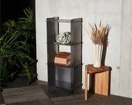 Polici Rivet Shelf navrhl Jakub Pollág.