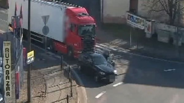 Naštvaný řidič BMW hodil do okna kamionu na Mělnicku kámen