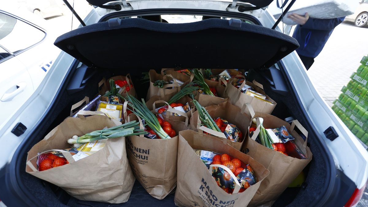 FOTO: Potravinová banka doveze lidem v nouzi jídlo až domů