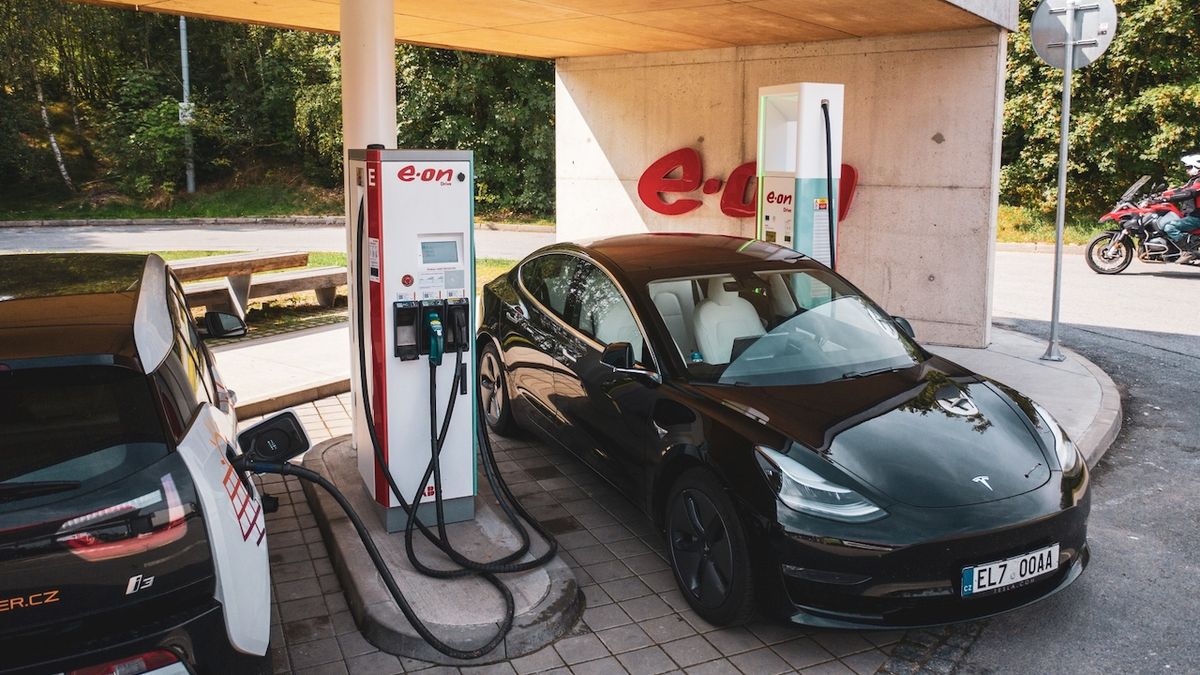 Německý ministr chce natolik zdanit konvenční auta, že by elektromobily vyšly levněji