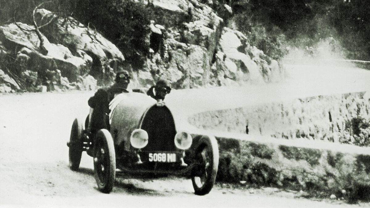 Bugatti si připomíná stoleté vítězství na slavném závodu do vrchu v La Turbie