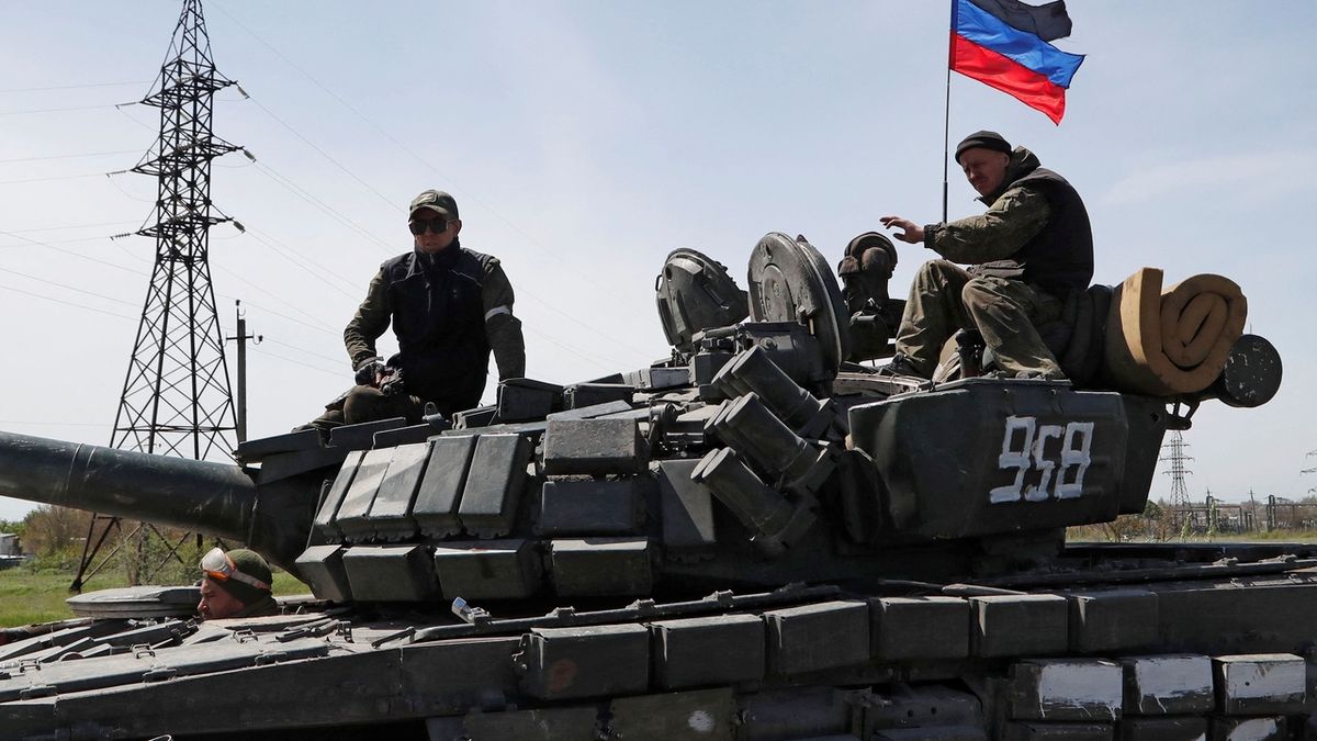 Rusové převážejí padlé z Ukrajiny v noci po malých skupinách
