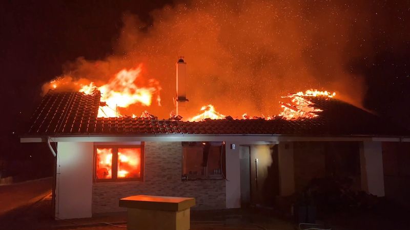 Požár zničil u Prahy novostavbu rodinného domu