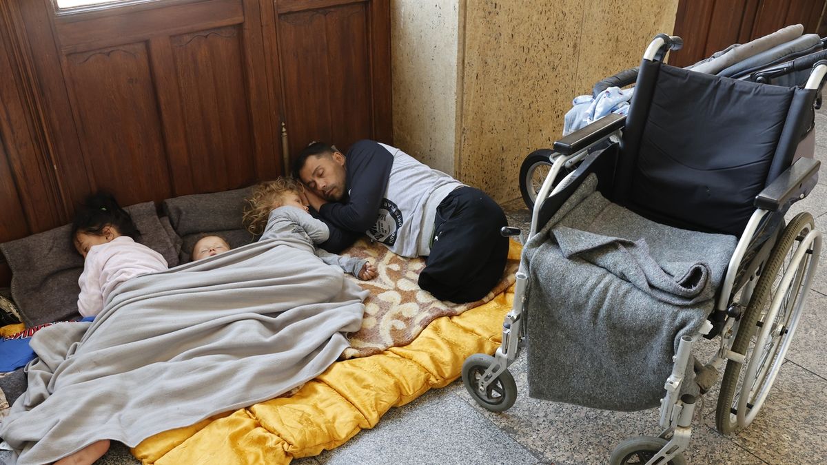 FOTO: Romští uprchlíci na pražském hlavním nádraží