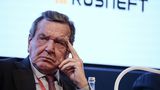 Vytočená SPD: Schröder je ostudou Německa, vyhoďte ho
