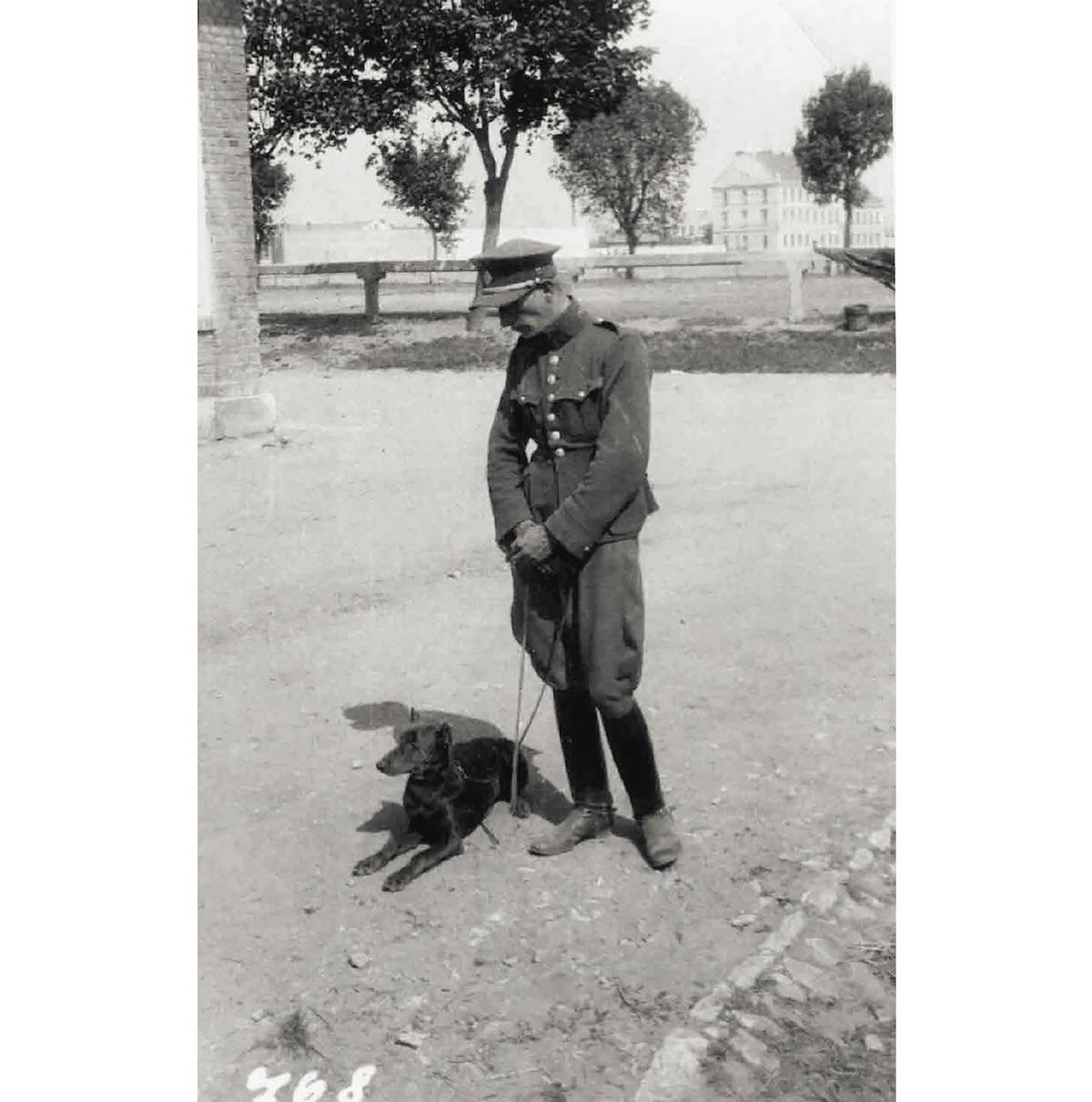 Václav s milovaným Rynem. Na Morávkův povel „Ryne, panička!“ prý s vervou nadzvedával sukně pohledným dámám.