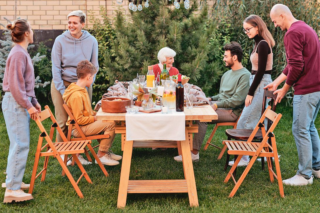 Velký stůl, kolem něhož se pohodlně usadí i širší rodina či přátelé, je pro společenskou konverzaci nezbytný.