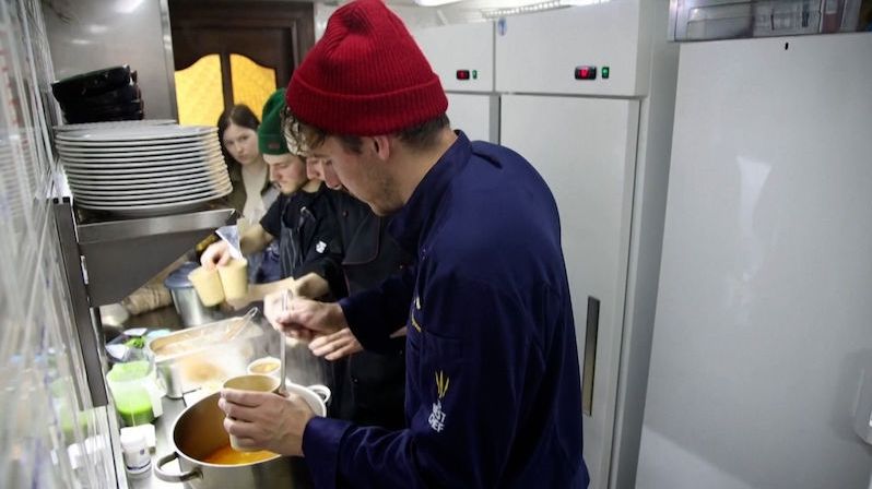 Populární vítěz kuchařské show vaří ve Lvově uprchlíkům zdarma