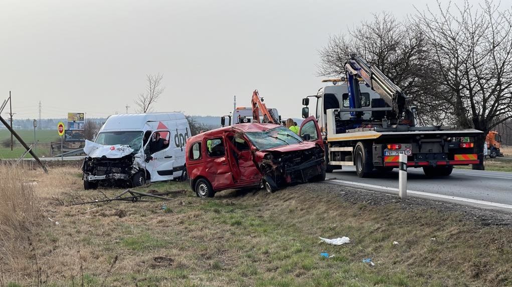 Při střetu dodávky s autem v Praze zemřel řidič. Museli ho vyprostit
