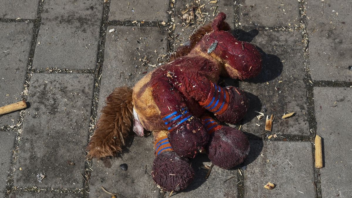 Hračka na zemi po dopadu rakety na nádraží v Kramatorsku

