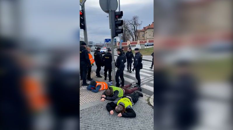 Kopání do těla, bití. Kamera zachytila drsný útok na aktivisty v Praze