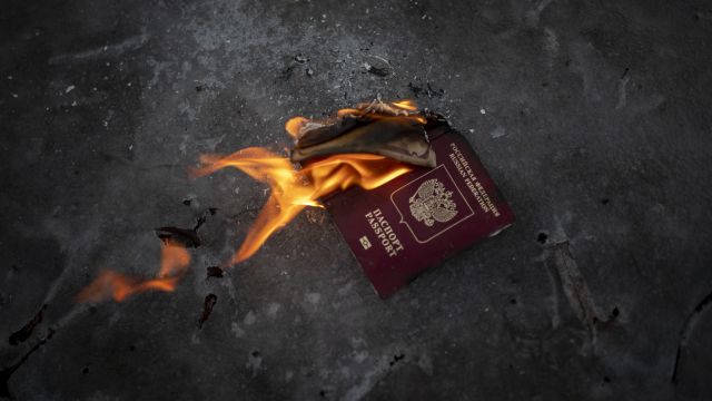 S Putinem nemají nic společného, ale jejich pas dráždí