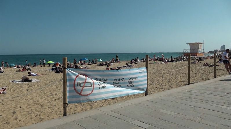 Už žádné špačky v písku. Barcelonské pláže budou od léta bez cigaret