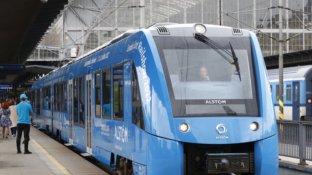 FOTO: První vodíkový osobní vlak na světě vyjel na prezentační pouť po Česku