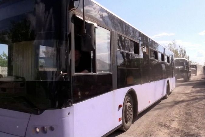 BEZ KOMENTÁŘE: Poslední skupina obránců Azovstalu dorazila do Olenivky