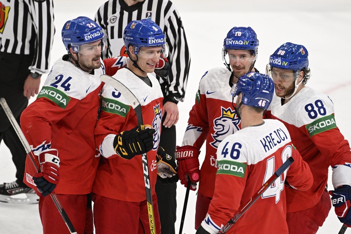 Čeští hokejisté se radují z gólu proti Norsku