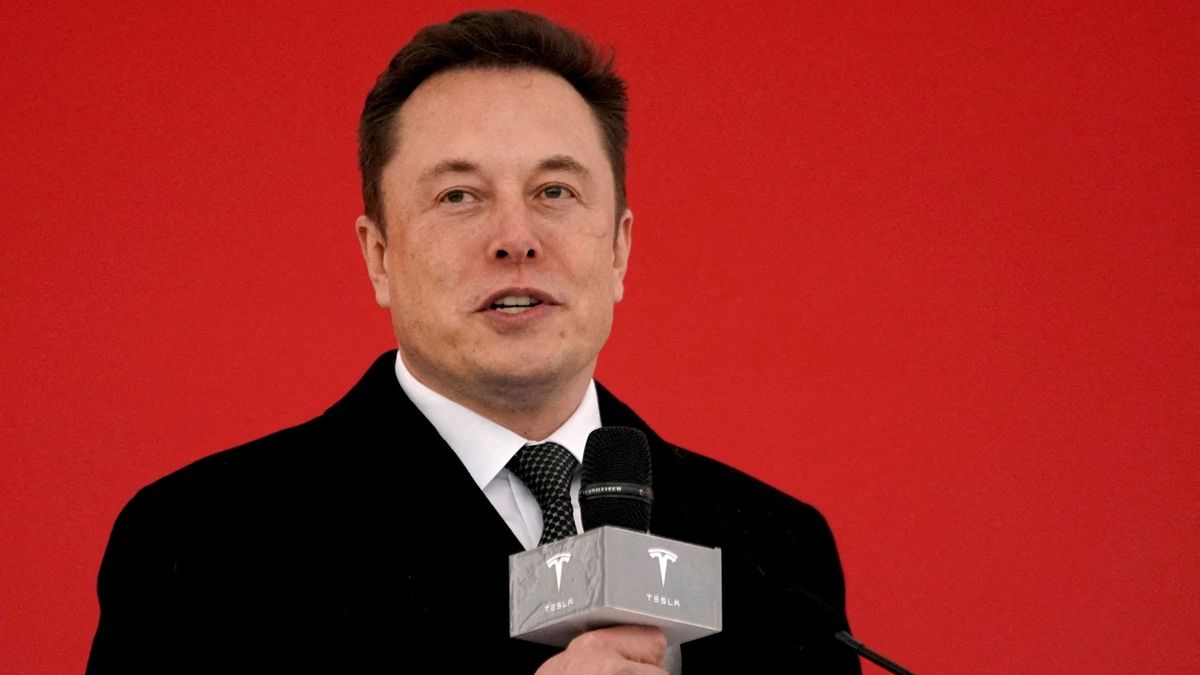 Musk utahuje opasky. Tesla propustí 10 procent zaměstnanců