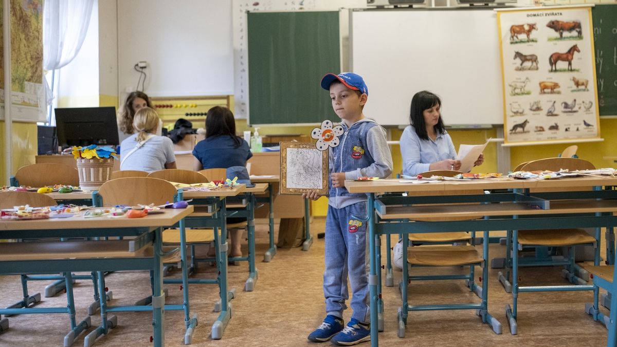 Školní docházka Ukrajinců stagnuje, jejich čeština se ale zlepšuje, zjistil průzkum