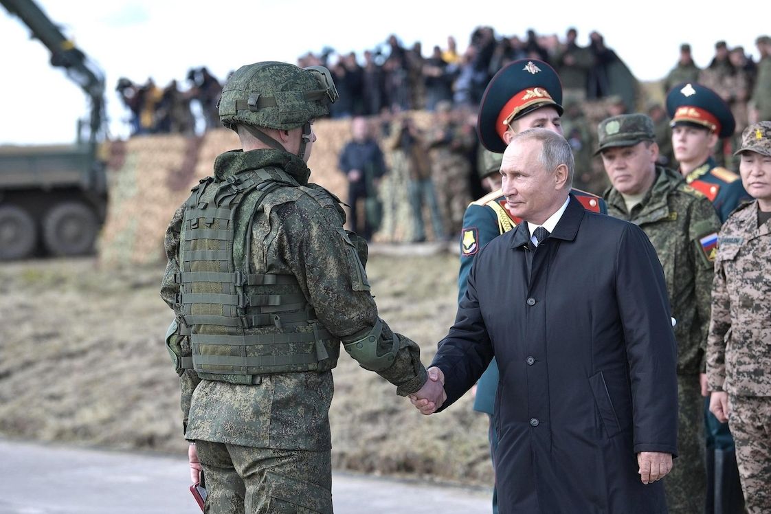 Ruský prezident Vladimir Putin si potřásá rukou s ruským vojákem. Archivní snímek z roku 2018