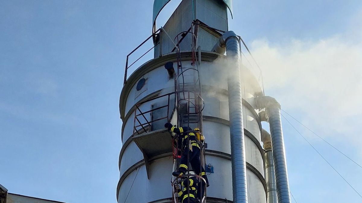 Jiskra ve ventilaci zažehla požár pilin na Semilsku, škoda v milionech