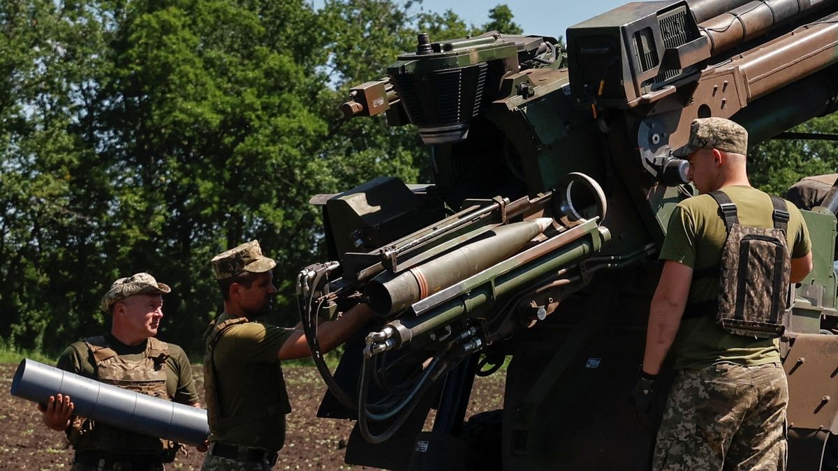 Dodávky munice pro Ukrajinu v ohrožení. Chybí střelný prach