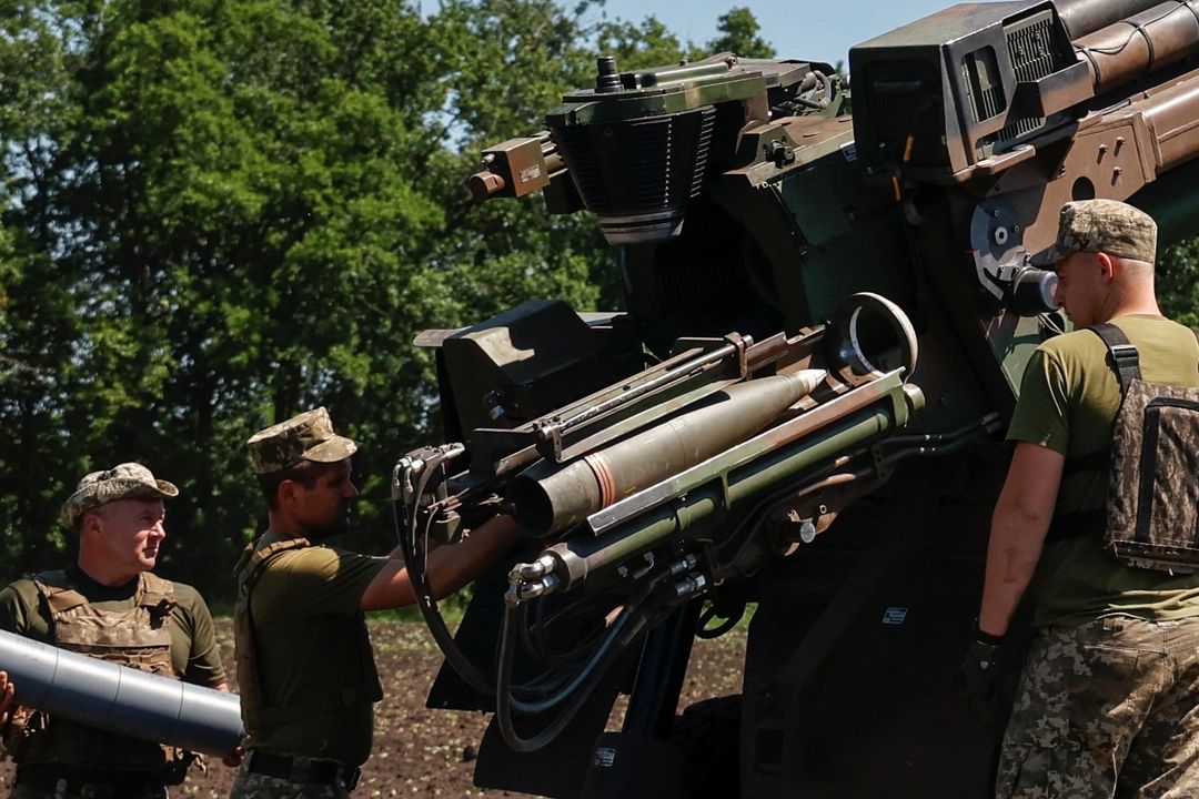 Ukrajinští vojáci nabíjejí francouzskou samohybnou houfnici ráže 155 mm Caesar