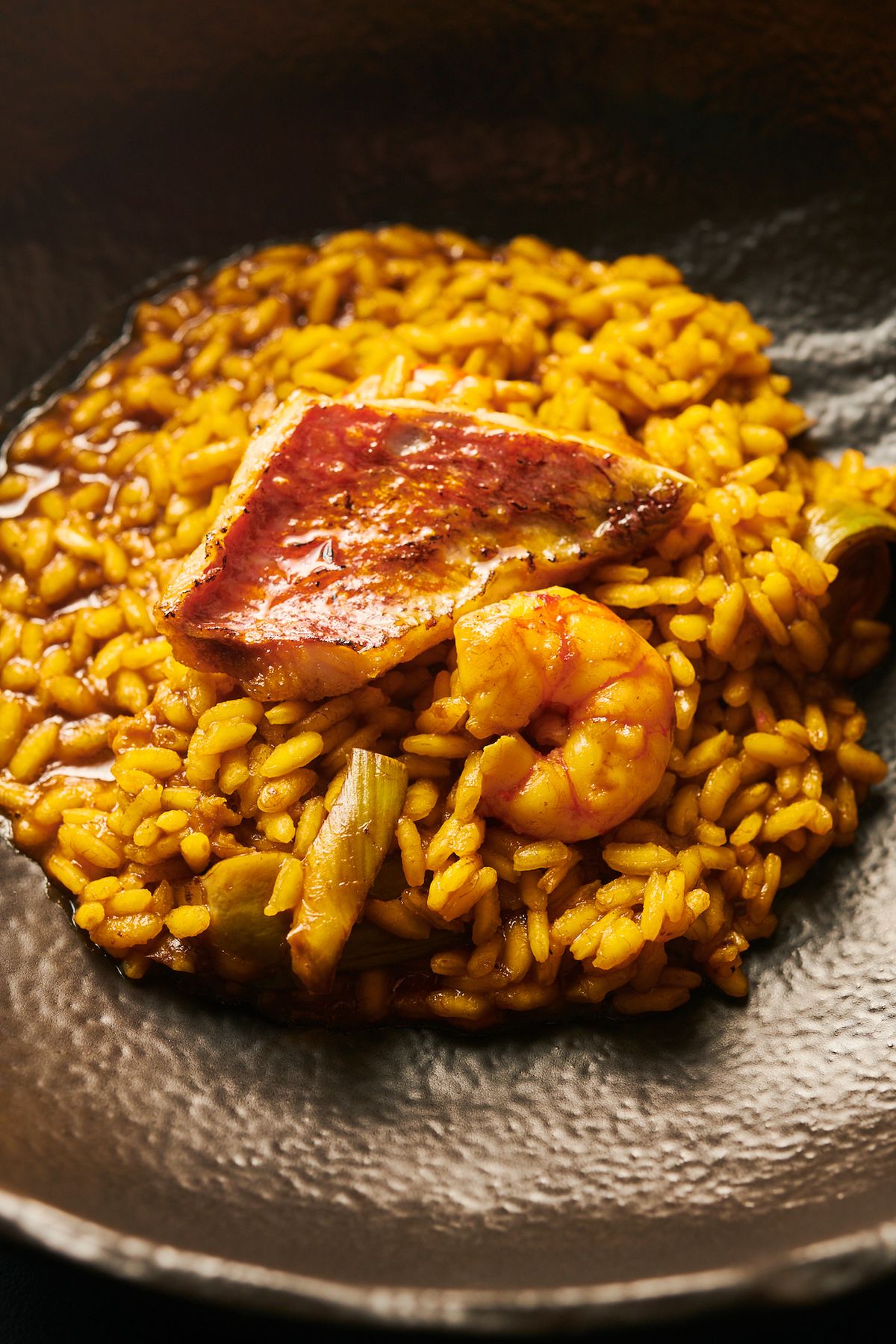 Paella je typickým španělským jídlem.