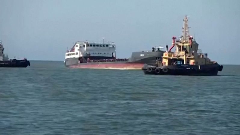 Rusko pokračuje v loupení. Z odminovaného přístavu v Mariupolu odvezlo ukrajinskou ocel