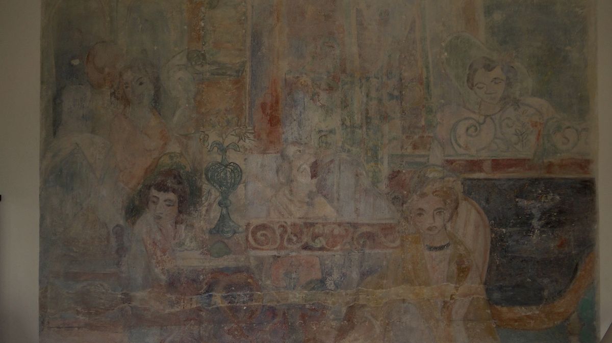 Ve vile se nachází dvě vzácné fresky.
