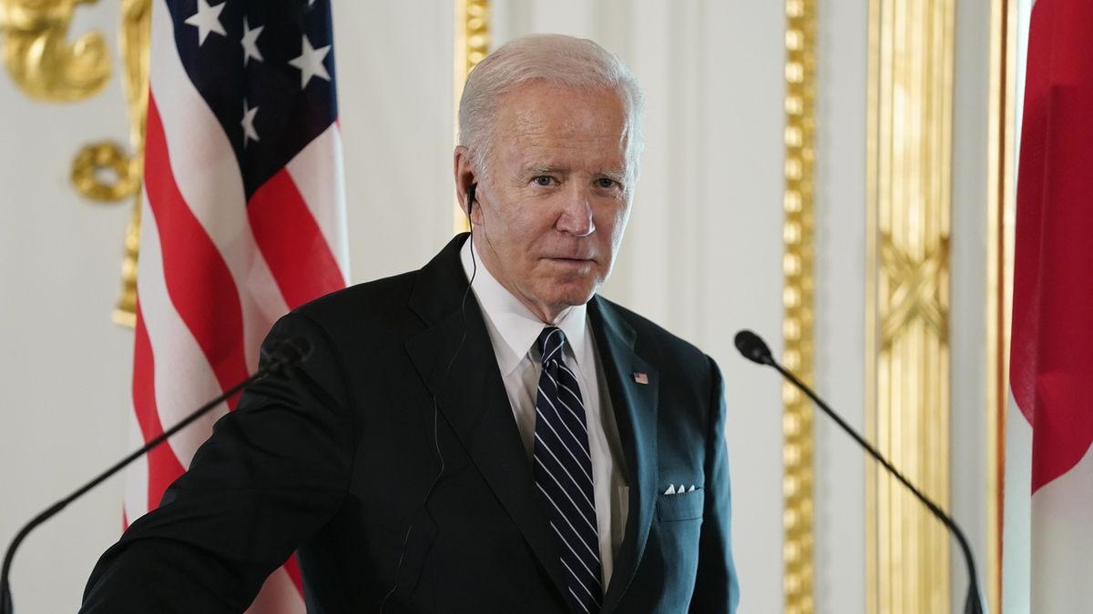 Biden vyzval k zákazu útočných pušek a dalšímu zpřísnění kontroly zbraní