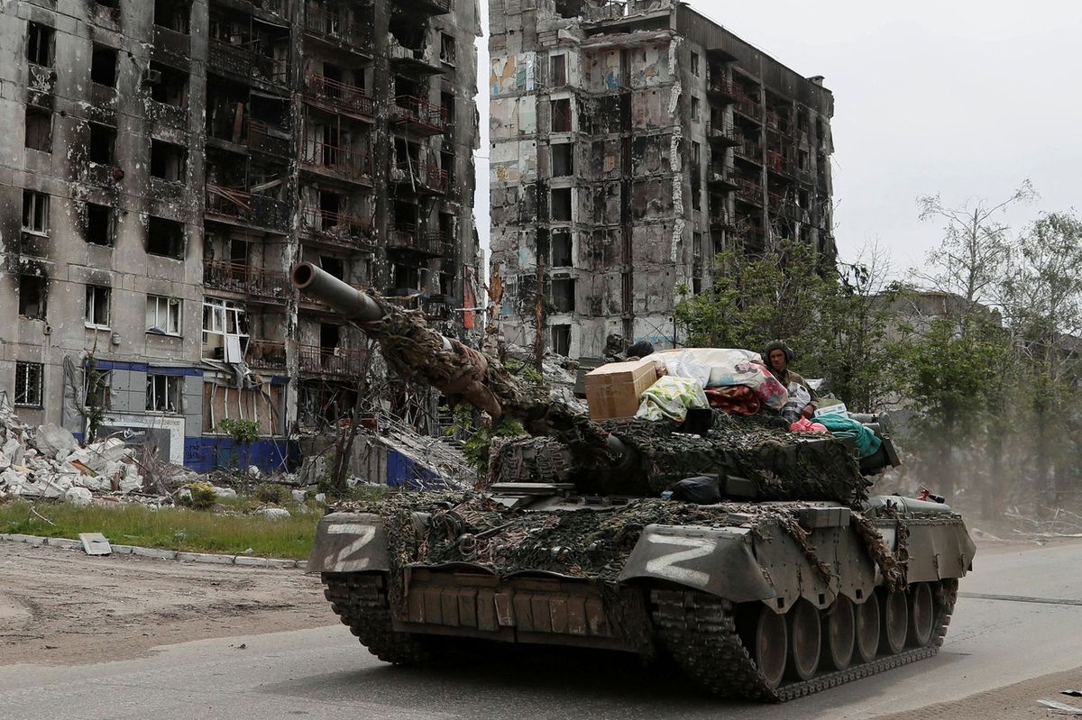 Ruský tank převážejí kořist v Popasné 