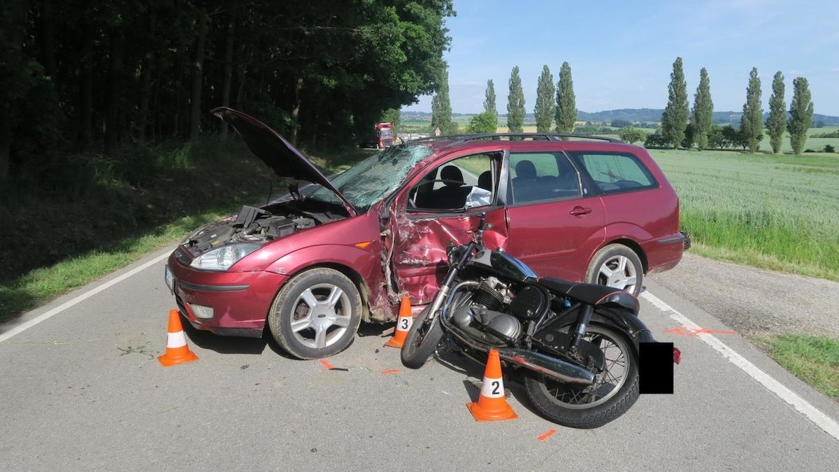 Řidič na Jindřichohradecku smetl motorkáře