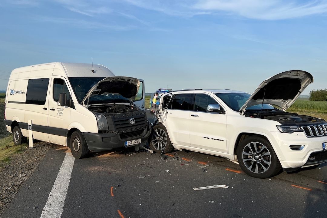 Nehoda autobusu, motocyklu a tří aut u Slaného si vyžádala tři zraněné.