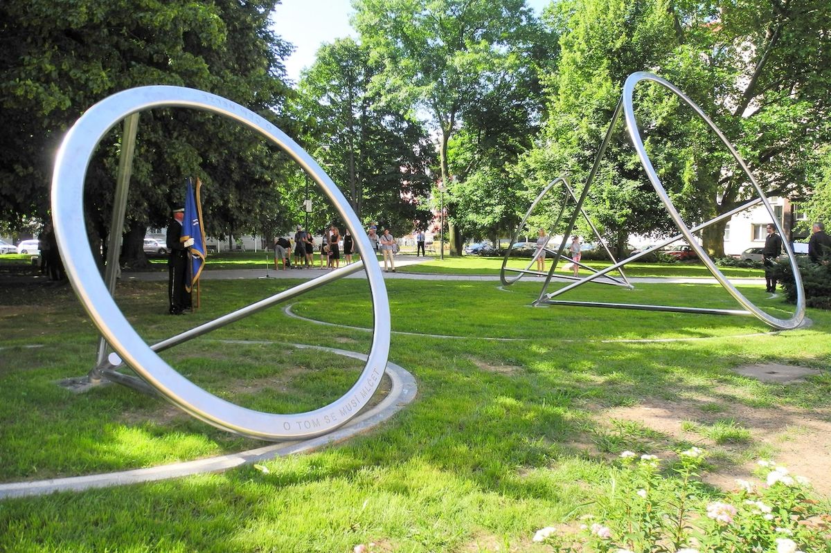 Nový Památník válečným veteránům lidé najdou v ostravském parku Čs. letců. Má tvar tří pohybujících se kuželů.
