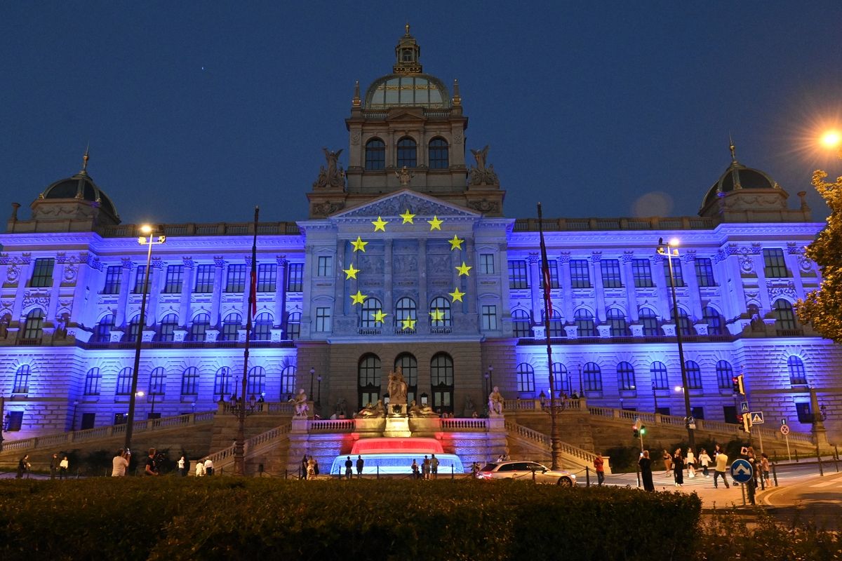 Vizuální projekce k zahájení českého předsednictví v Radě EU, 30. června 2022 na budově Národního muzea v Praze.