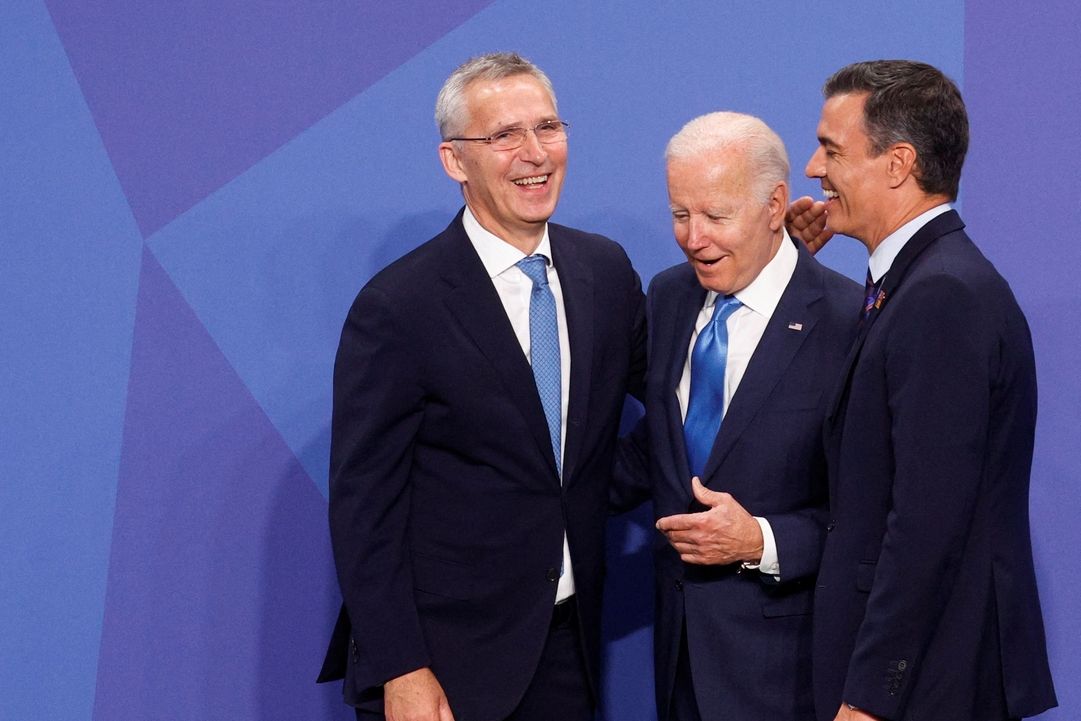 Generální tajemní NATO Jens Stoltenberg, americký prezident Joe Biden a španělský premiér Pedro Sanchez. 