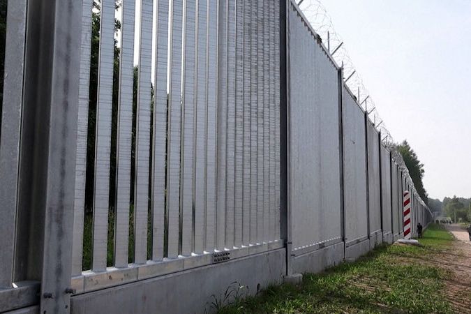 BEZ KOMENTÁŘE: Polsko dokončilo výstvabu zdi na hranicích s Běloruskewm kvůli migrantům